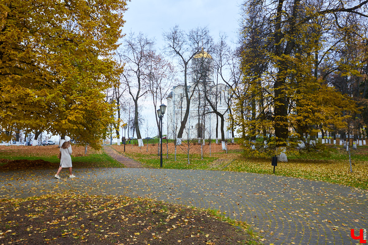 Всем владимирцам знаком парк «Липки» рядом с Соборной площадью. А вот многие ли горожане догадываются о том, что напротив Исторического музея раньше стоял храм Бориса и Глеба? О церкви-призраке для «Ключ-Медиа» поведала экскурсовод Татьяна Быкова.