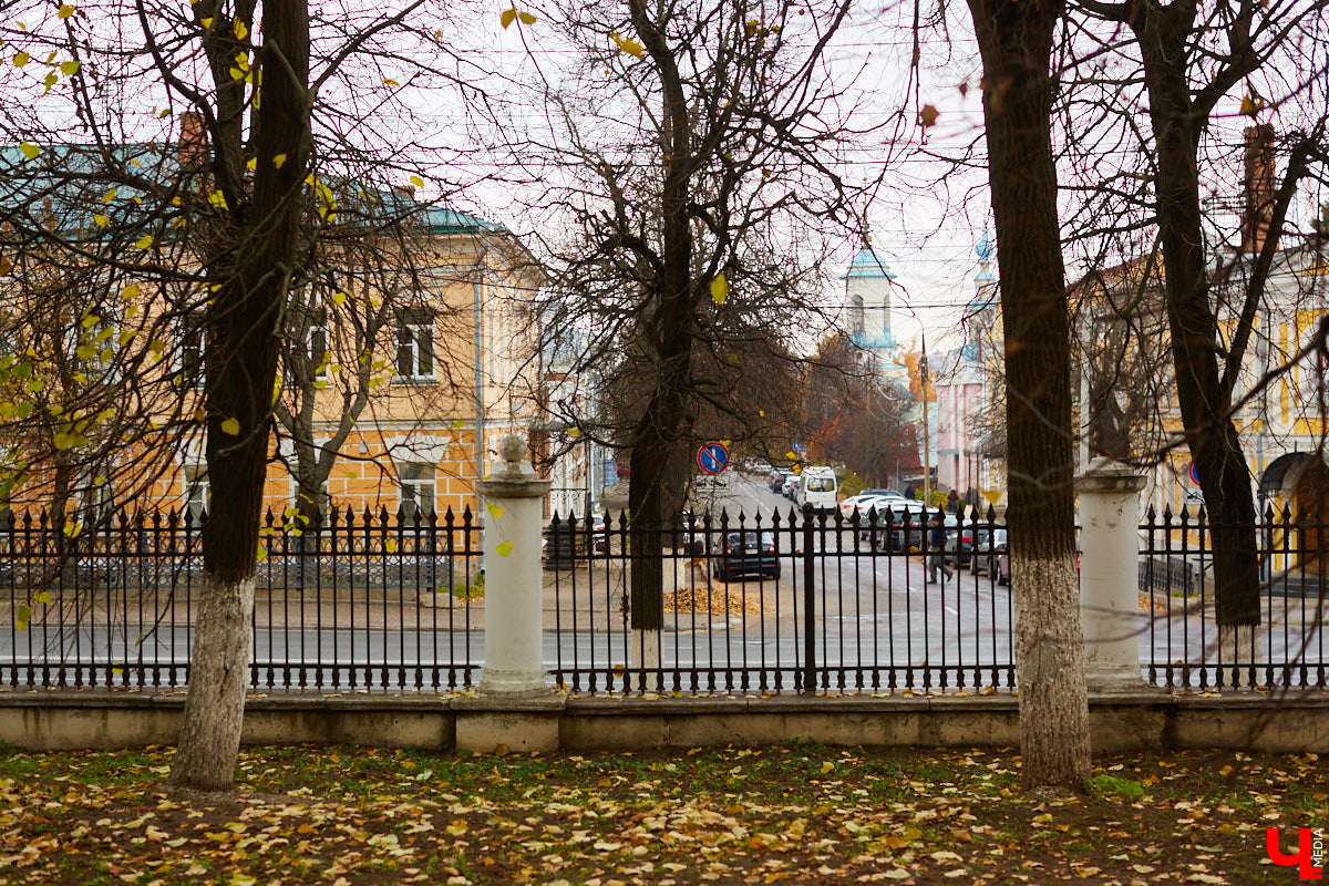 Всем владимирцам знаком парк «Липки» рядом с Соборной площадью. А вот многие ли горожане догадываются о том, что напротив Исторического музея раньше стоял храм Бориса и Глеба? О церкви-призраке для «Ключ-Медиа» поведала экскурсовод Татьяна Быкова.