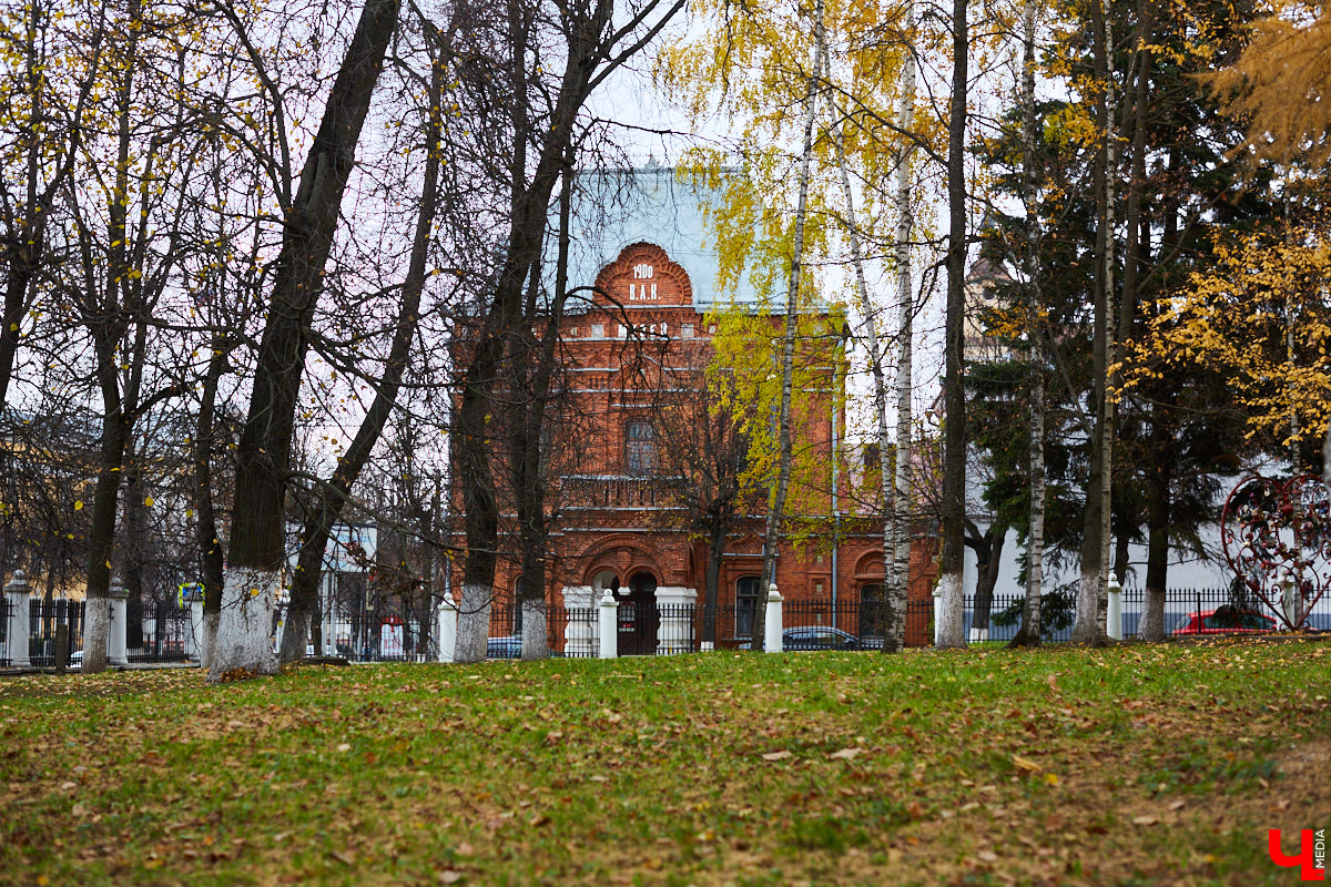 Всем владимирцам знаком парк «Липки» рядом с Соборной площадью. А вот многие ли горожане догадываются о том, что напротив Исторического музея раньше стоял храм Бориса и Глеба? О церкви-призраке для «Ключ-Медиа» поведала экскурсовод Татьяна Быкова.