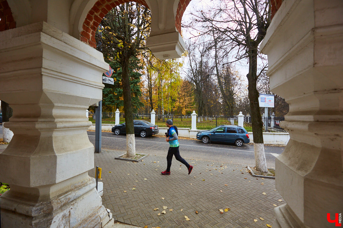 Всем владимирцам знаком парк «Липки» рядом с Соборной площадью. А вот многие ли горожане догадываются о том, что напротив Исторического музея раньше стоял храм Бориса и Глеба? О церкви-призраке для «Ключ-Медиа» поведала экскурсовод Татьяна Быкова.