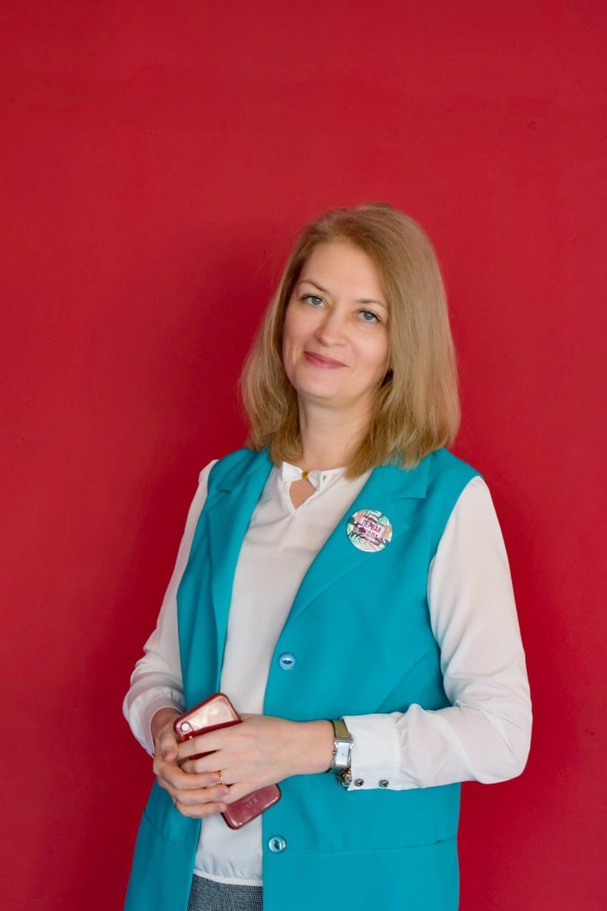 Узнаваемость Первой школы, рассказывает заместитель директора, сейчас базируется на целом спектре мерча - это блокноты для учителей и учеников, шопперы, футболки и худи, бутылки для воды, значки. А началось все с уникальной одежды, которая появилась раньше подаренного Юрием Дудем футбольного поля.