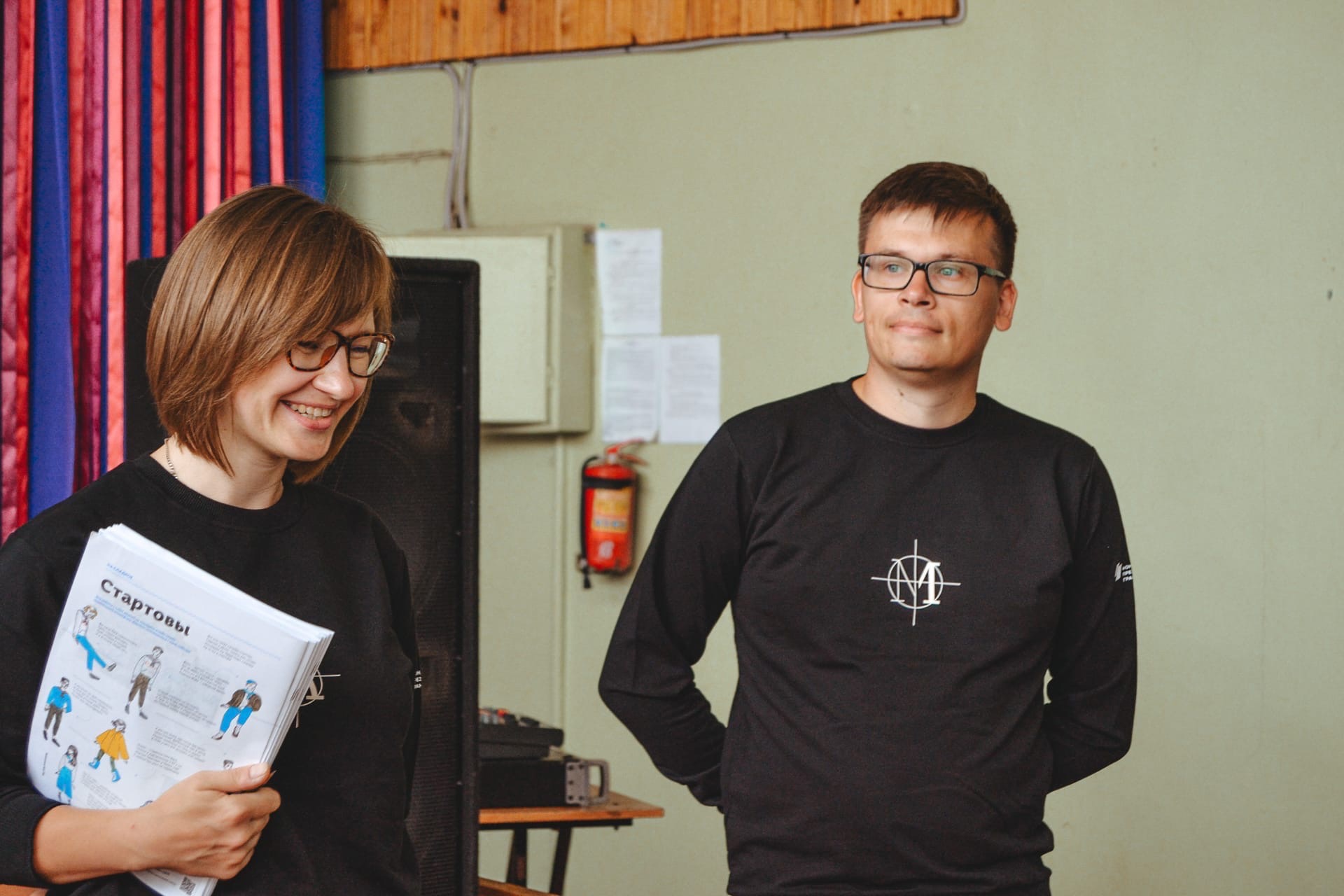 Узнаваемость Первой школы, рассказывает заместитель директора, сейчас базируется на целом спектре мерча - это блокноты для учителей и учеников, шопперы, футболки и худи, бутылки для воды, значки. А началось все с уникальной одежды, которая появилась раньше подаренного Юрием Дудем футбольного поля.