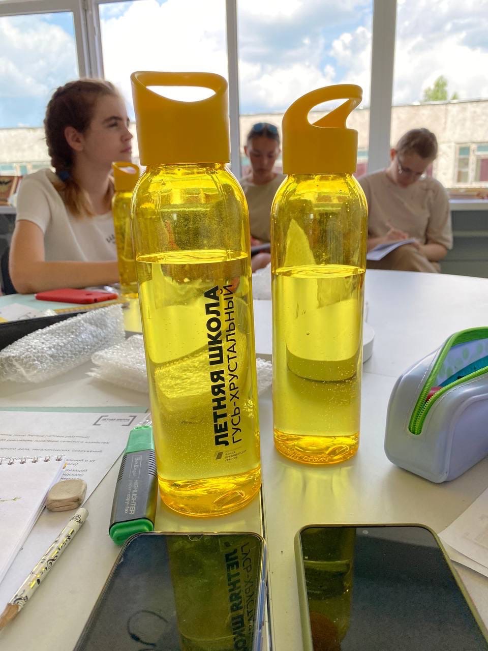 Узнаваемость Первой школы, рассказывает заместитель директора, сейчас базируется на целом спектре мерча - это блокноты для учителей и учеников, шопперы, футболки и худи, бутылки для воды, значки. А началось все с уникальной одежды, которая появилась раньше подаренного Юрием Дудем футбольного поля.