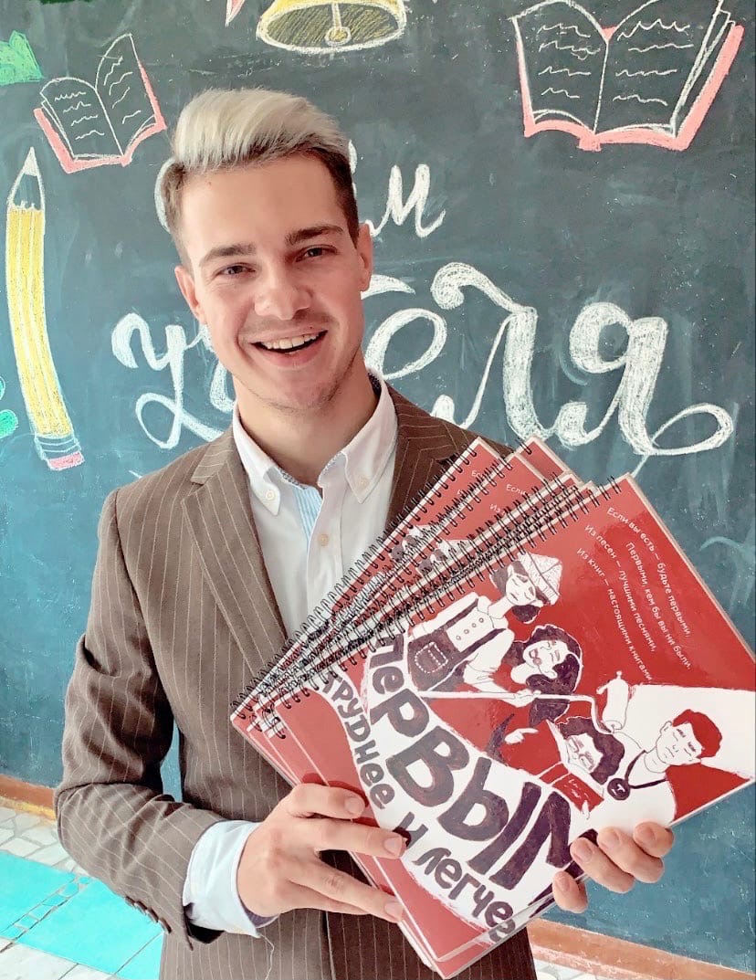 Узнаваемость Первой школы, рассказывает заместитель директора, сейчас базируется на целом спектре мерча - это блокноты для учителей и учеников, шопперы, футболки и худи, бутылки для воды, значки. А началось все с уникальной одежды, которая появилась раньше подаренного Юрием Дудем футбольного поля.