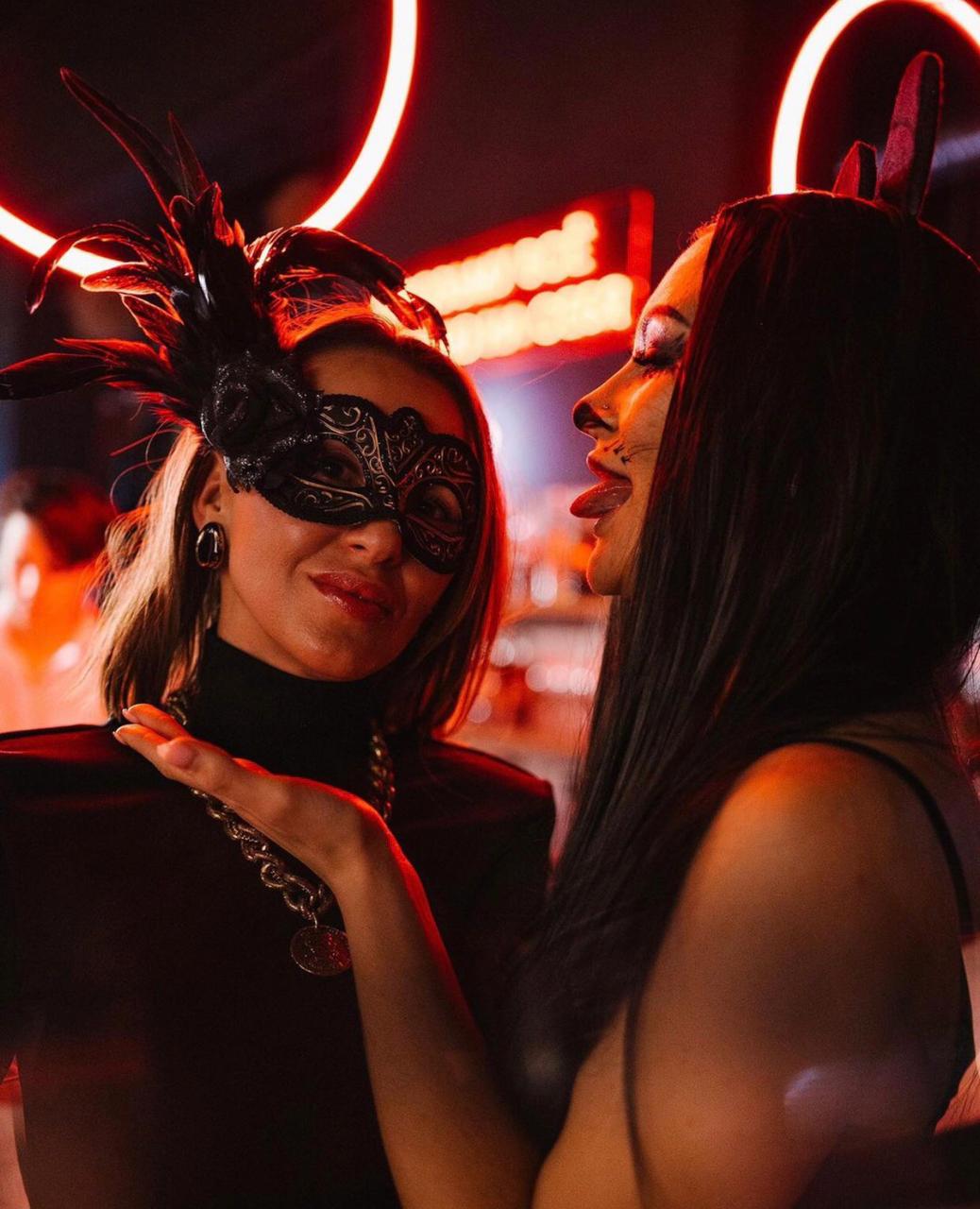 В этом году владимирцы решили шумно и с размахом отметить Хэллоуин. Именно поэтому сегодня «Ключ-Медиа» собрал для вас в одном инстаграм-обзоре тех, кто в минувшие выходные отрывался на тематических пати, не пожалев времени и сил для создания соответствующих образов.