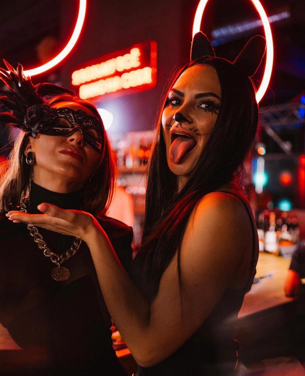 В этом году владимирцы решили шумно и с размахом отметить Хэллоуин. Именно поэтому сегодня «Ключ-Медиа» собрал для вас в одном инстаграм-обзоре тех, кто в минувшие выходные отрывался на тематических пати, не пожалев времени и сил для создания соответствующих образов.