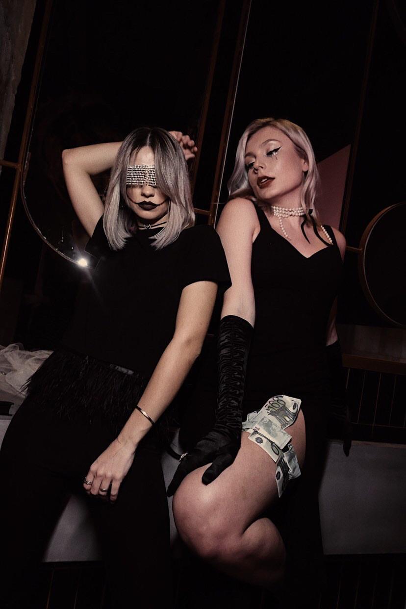 В этом году владимирцы решили шумно и с размахом отметить Хэллоуин. Именно поэтому сегодня «Ключ-Медиа» собрал для вас в одном инстаграм-обзоре тех, кто в минувшие выходные отрывался на тематических пати, не пожалев времени и сил для создания соответствующих образов.