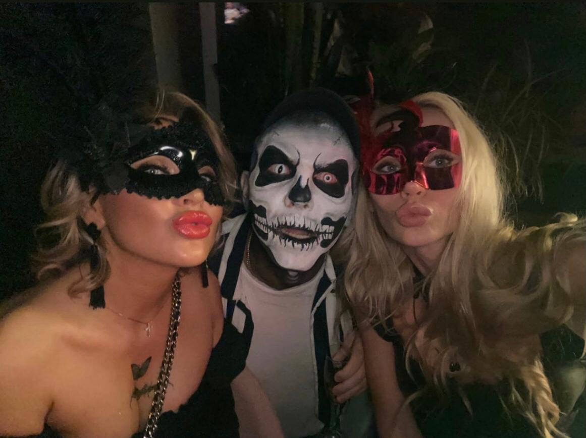 В этом году владимирцы решили шумно и с размахом отметить Хэллоуин. Именно поэтому сегодня «Ключ-Медиа» собрал для вас в одном инстаграм-обзоре тех, кто в минувшие выходные отрывался на тематических пати, не пожалев времени и сил для создания соответствующих образов.