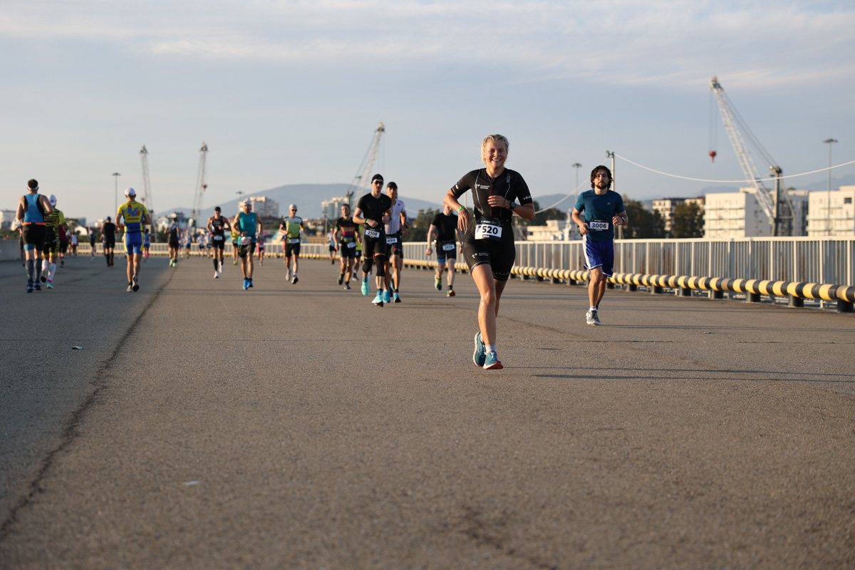 Нине Щемелёвой двадцать восемь и она триатлет. Кто бы мог подумать, что эта хрупкая девушка обладает огромной силой и удивительной выносливостью, а еще - что буквально пару лет назад она не умела плавать? В большом интервью для «Ключ-Медиа» Нина рассказала, как преодолела саму себя и теперь вдохновляет учеников на большие победы.