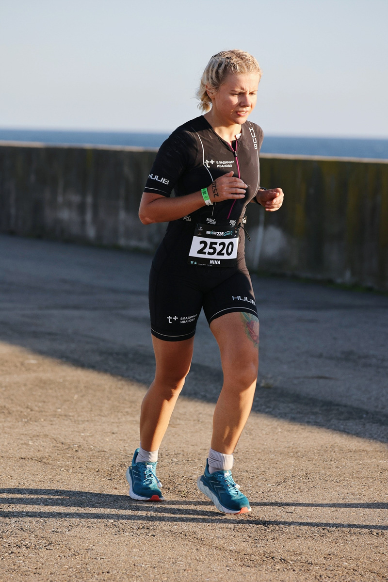 Нине Щемелёвой двадцать восемь и она триатлет. Кто бы мог подумать, что эта хрупкая девушка обладает огромной силой и удивительной выносливостью, а еще - что буквально пару лет назад она не умела плавать? В большом интервью для «Ключ-Медиа» Нина рассказала, как преодолела саму себя и теперь вдохновляет учеников на большие победы.