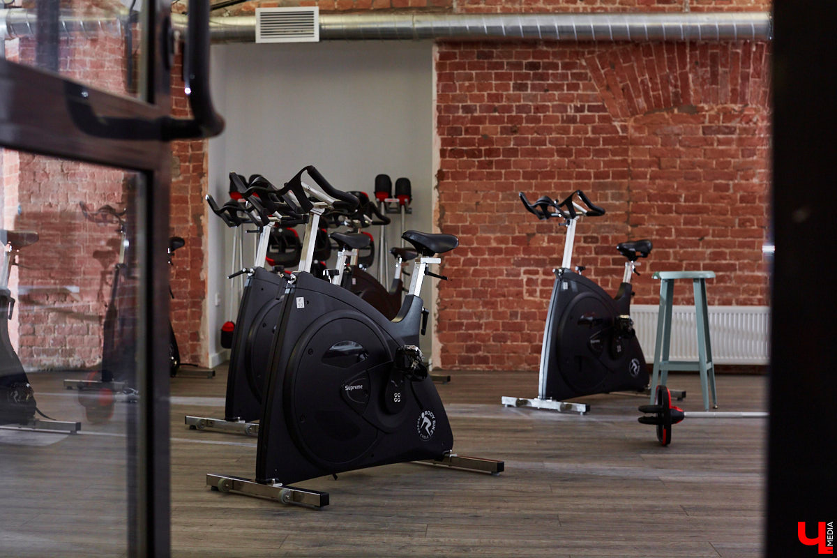 Нине Щемелёвой двадцать восемь и она триатлет. Кто бы мог подумать, что эта хрупкая девушка обладает огромной силой и удивительной выносливостью, а еще - что буквально пару лет назад она не умела плавать? В большом интервью для «Ключ-Медиа» Нина рассказала, как преодолела саму себя и теперь вдохновляет учеников на большие победы.