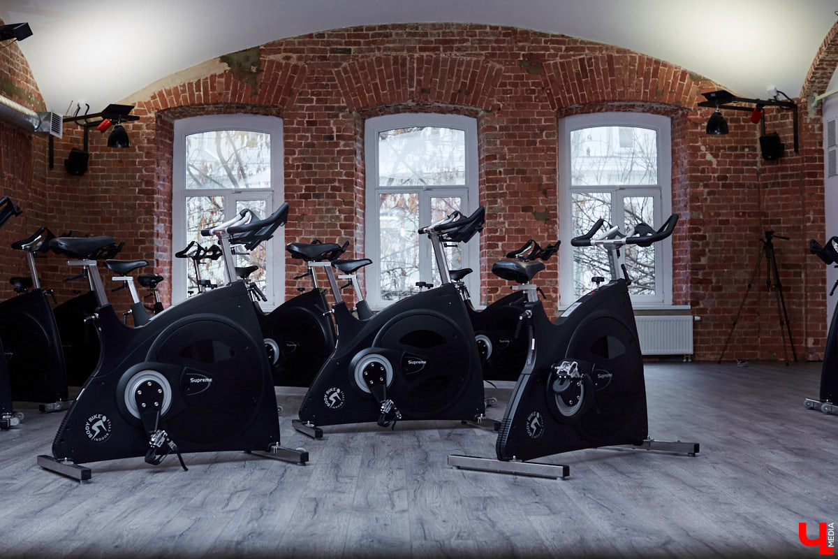 Нине Щемелёвой двадцать восемь и она триатлет. Кто бы мог подумать, что эта хрупкая девушка обладает огромной силой и удивительной выносливостью, а еще - что буквально пару лет назад она не умела плавать? В большом интервью для «Ключ-Медиа» Нина рассказала, как преодолела саму себя и теперь вдохновляет учеников на большие победы.