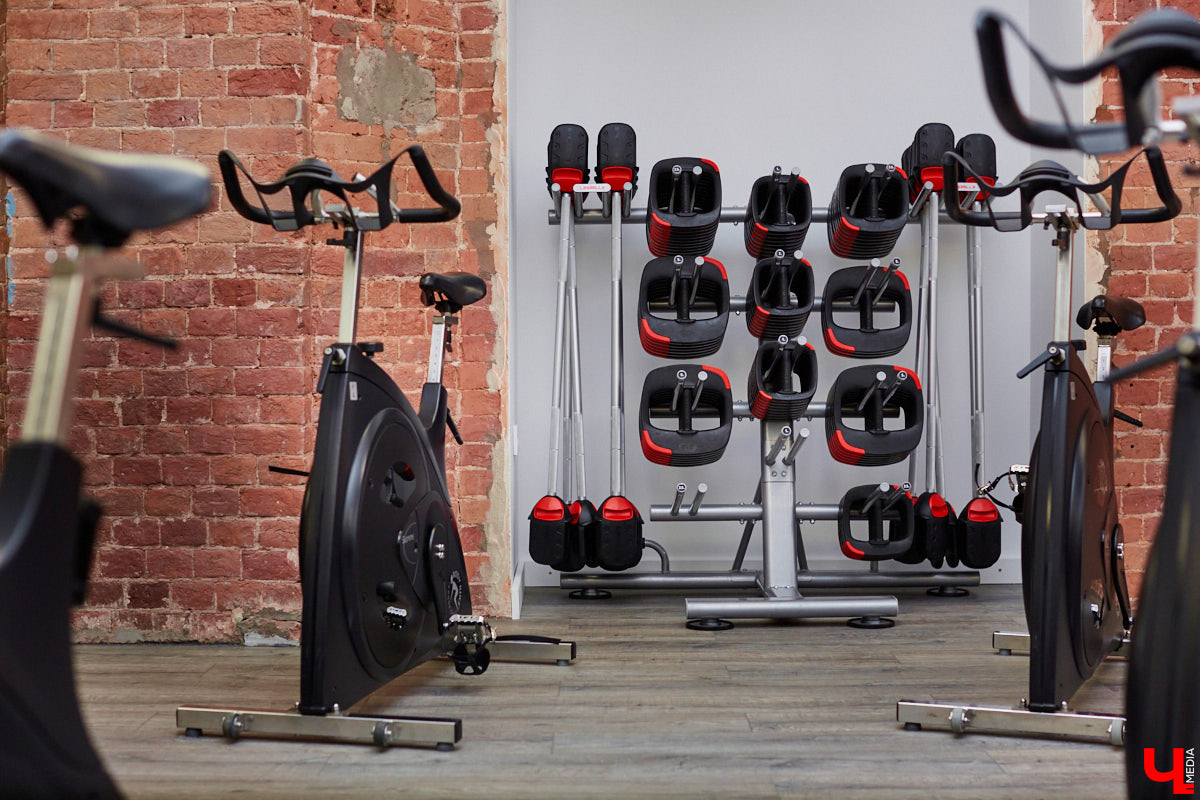 Нине Щемелёвой двадцать восемь и она триатлет. Кто бы мог подумать, что эта хрупкая девушка обладает огромной силой и удивительной выносливостью, а еще - что буквально пару лет назад она не умела плавать? В большом интервью для «Ключ-Медиа» Нина рассказала, как преодолела саму себя и теперь вдохновляет учеников на большие победы.