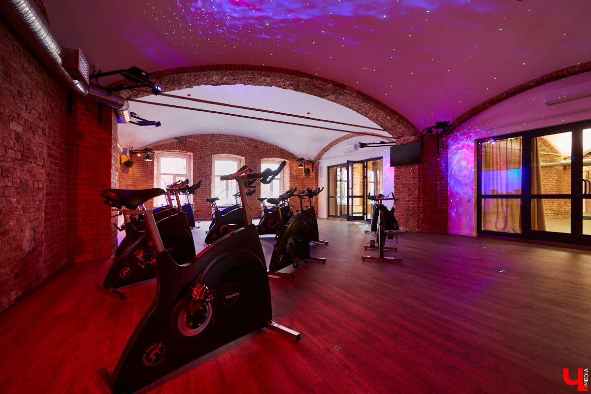 Нине Щемелёвой двадцать восемь и она триатлет. Кто бы мог подумать, что эта хрупкая девушка обладает огромной силой и удивительной выносливостью, а еще - что буквально пару лет назад она не умела плавать? В большом интервью для «Ключ-Медиа» Нина рассказала, как преодолела саму себя и теперь вдохновляет учеников на большие победы.