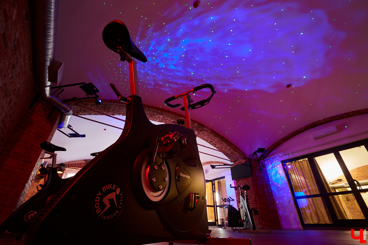 Нине Щемелёвой двадцать восемь и она триатлет. Кто бы мог подумать, что эта хрупкая девушка обладает огромной силой и удивительной выносливостью, а еще - что буквально пару лет назад она не умела плавать? В большом интервью для «Ключ-Медиа» Нина рассказала, как преодолела саму себя и теперь вдохновляет учеников на большие победы.