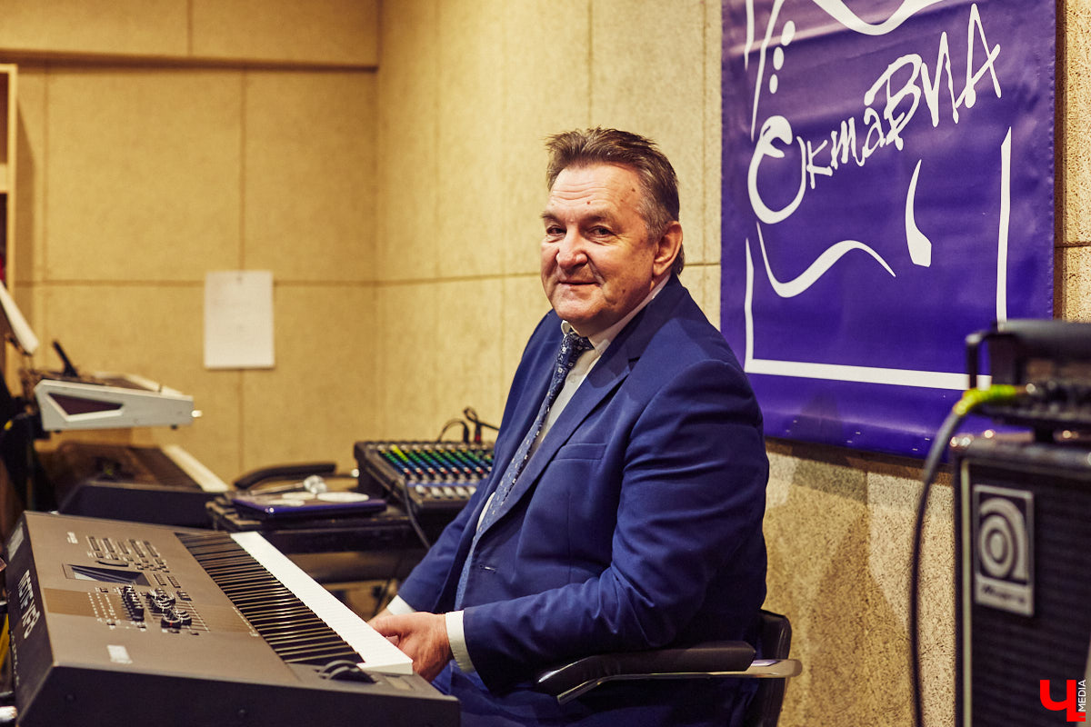 Команда «Ключ-Медиа» посетила одну из закрытых репетиций конкурса «Поющая губерния» и, специально для читателей, выяснила: как начать карьеру музыканта, если из специального образования у вас только шуточный диплом по пению в дУше?