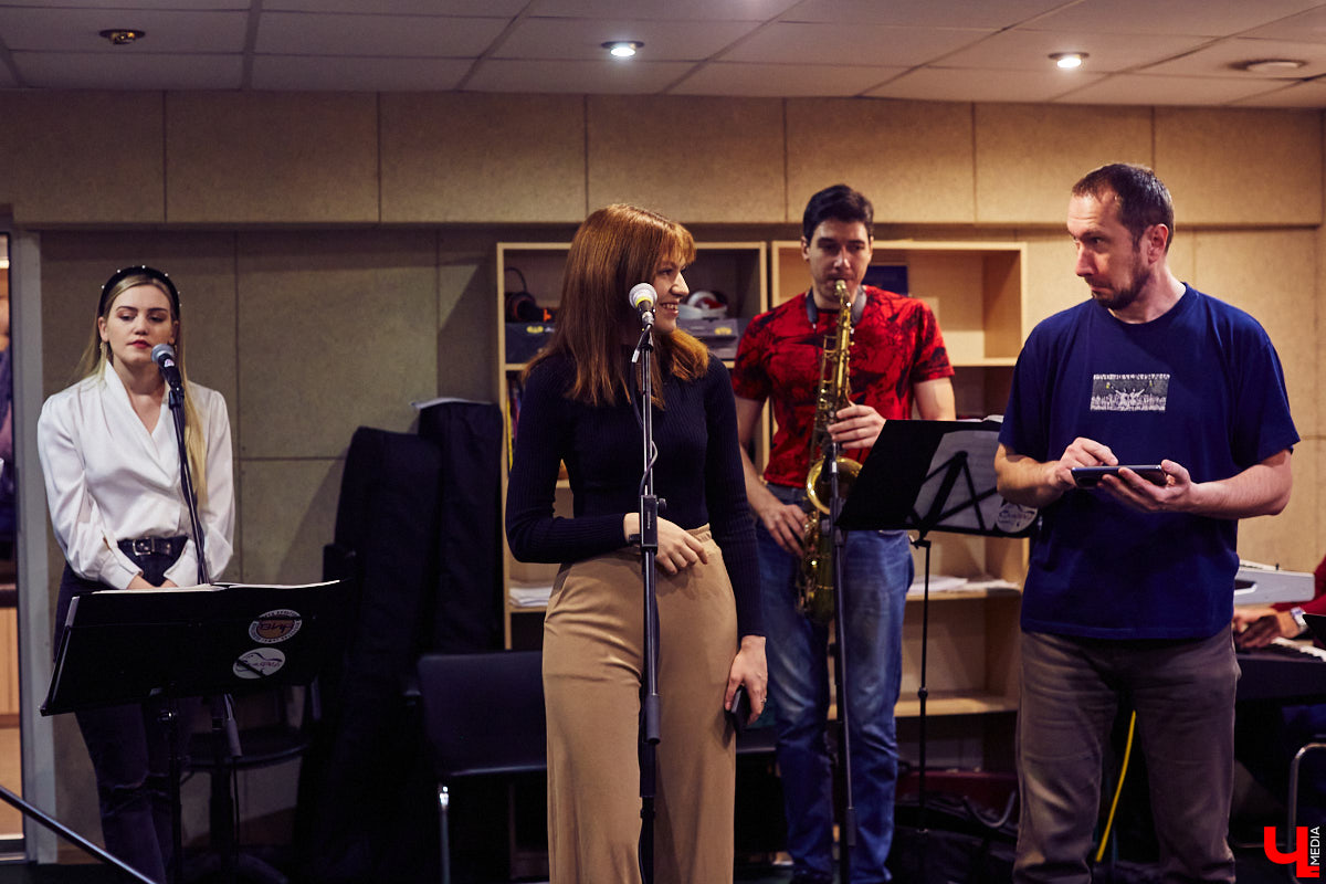 Команда «Ключ-Медиа» посетила одну из закрытых репетиций конкурса «Поющая губерния» и, специально для читателей, выяснила: как начать карьеру музыканта, если из специального образования у вас только шуточный диплом по пению в дУше?