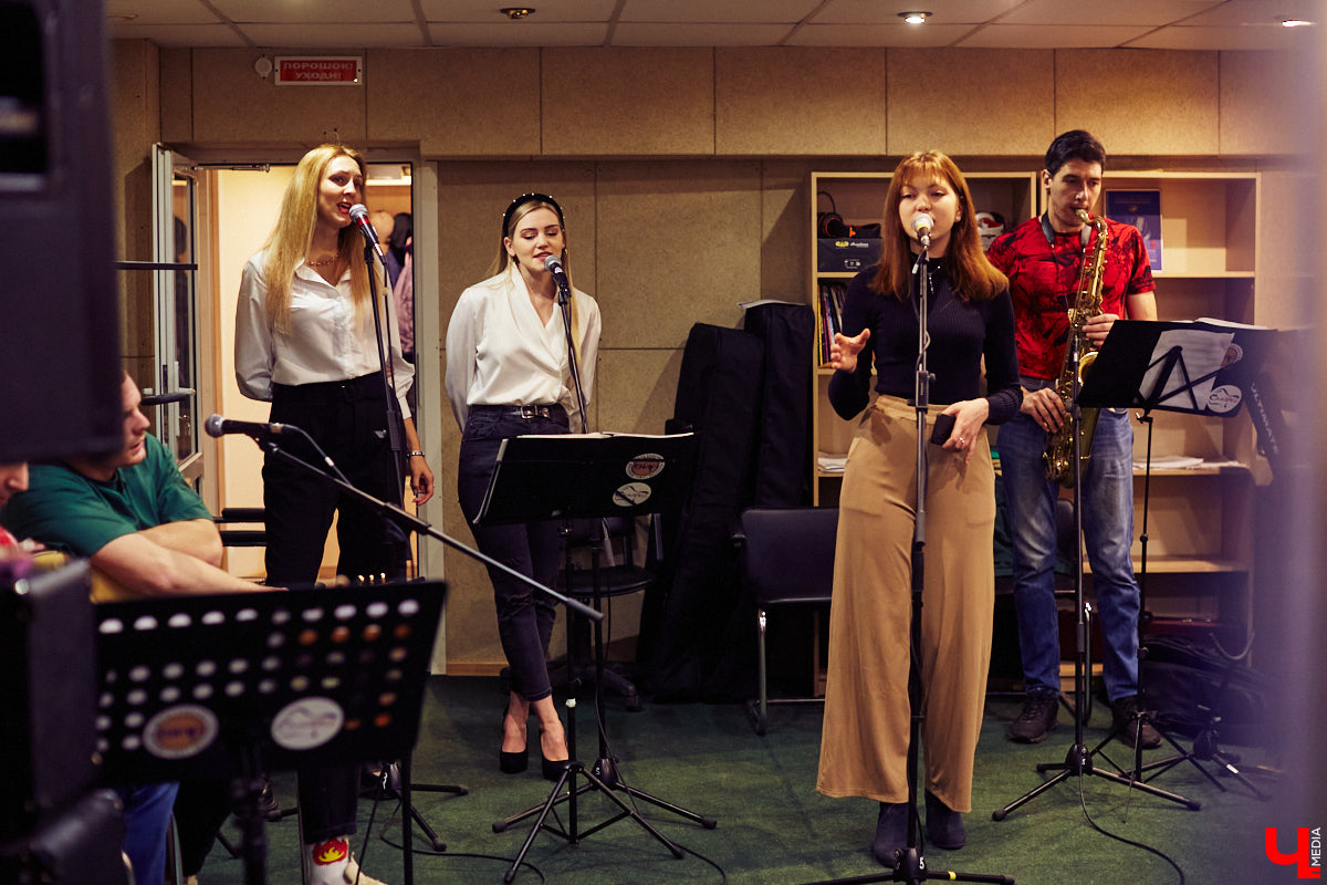 Команда «Ключ-Медиа» посетила одну из закрытых репетиций конкурса «Поющая губерния» и, специально для читателей, выяснила: как начать карьеру музыканта, если из специального образования у вас только шуточный диплом по пению в дУше?