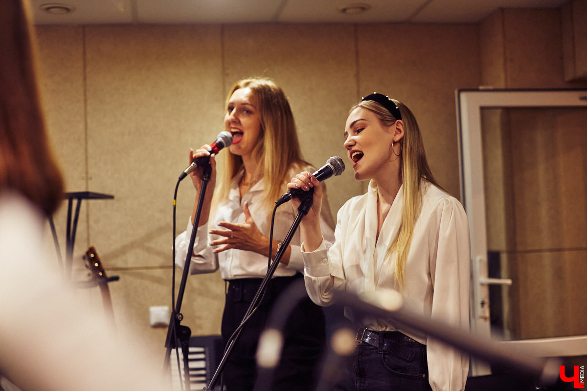 Команда «Ключ-Медиа» посетила одну из закрытых репетиций конкурса «Поющая губерния» и, специально для читателей, выяснила: как начать карьеру музыканта, если из специального образования у вас только шуточный диплом по пению в дУше?