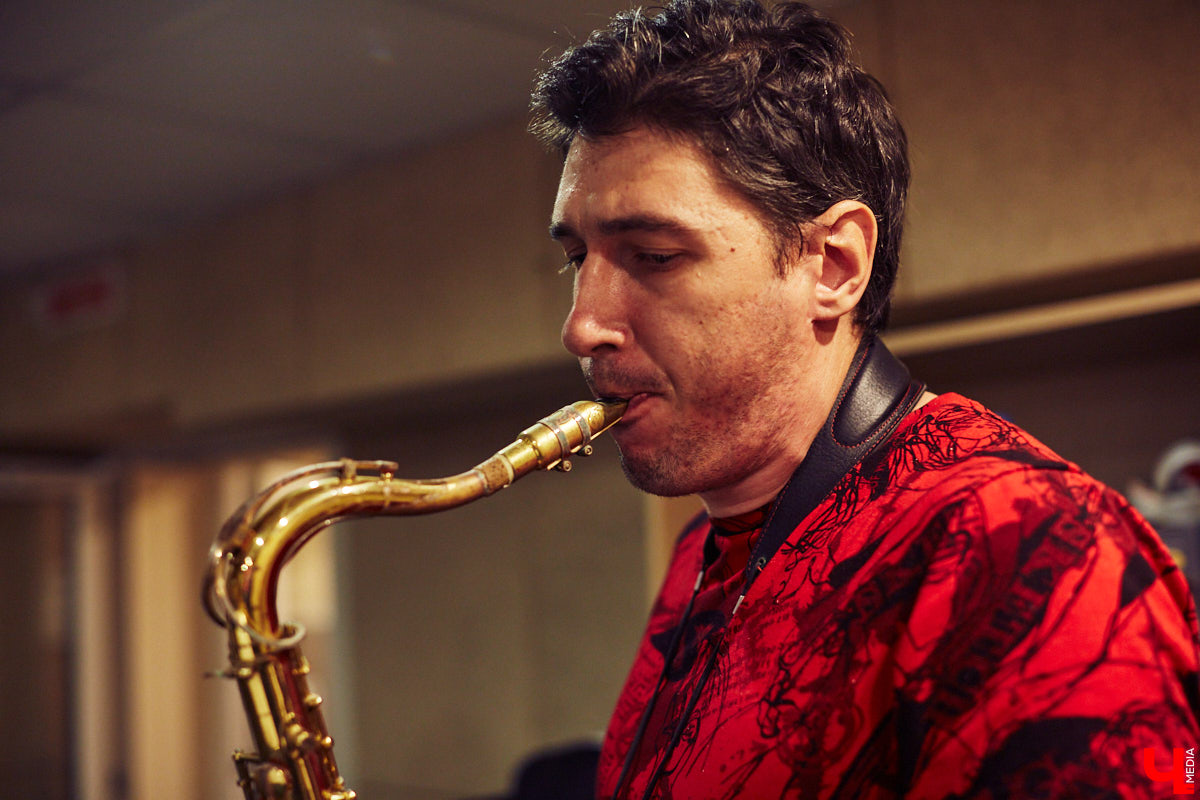 Команда «Ключ-Медиа» посетила одну из закрытых репетиций конкурса «Поющая губерния» и, специально для читателей, выяснила: как начать карьеру музыканта, если из специального образования у вас только шуточный диплом по пению в дУше?