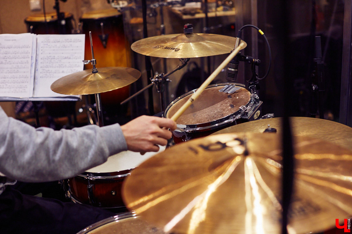 Команда «Ключ-Медиа» посетила одну из закрытых репетиций конкурса «Поющая губерния» и, специально для читателей, выяснила: как начать карьеру музыканта, если из специального образования у вас только шуточный диплом по пению в дУше?