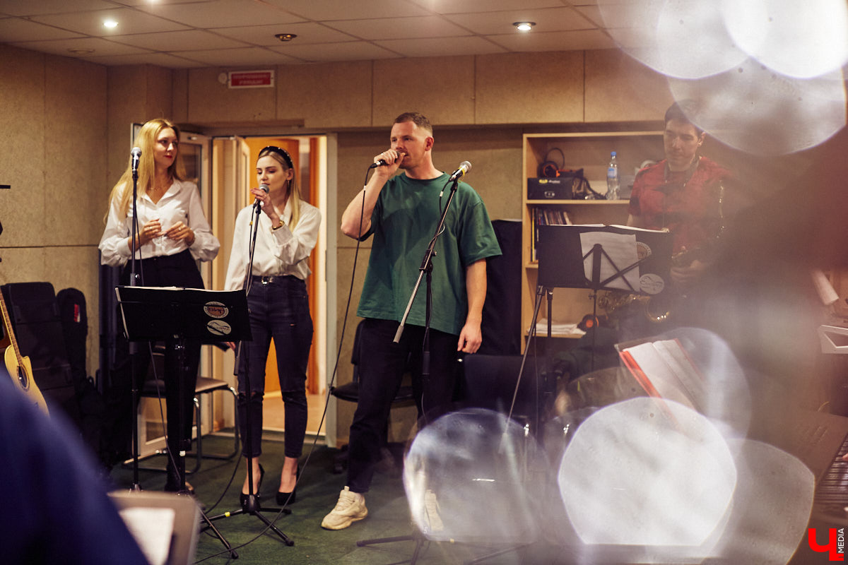 Команда «Ключ-Медиа» посетила одну из закрытых репетиций конкурса «Поющая губерния» и, специально для читателей, выяснила: как начать карьеру музыканта, если из специального образования у вас только шуточный диплом по пению в дУше?