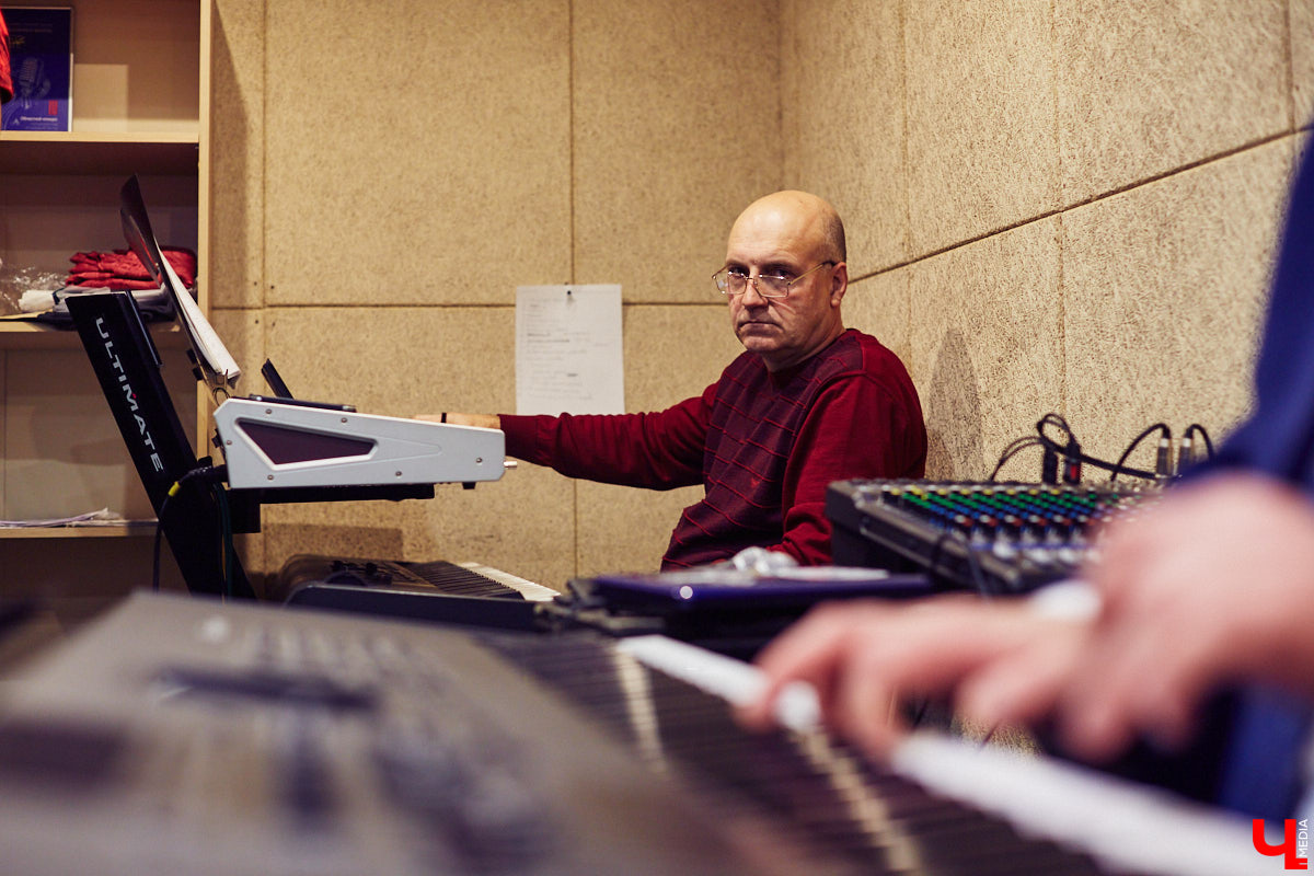 Команда «Ключ-Медиа» посетила одну из закрытых репетиций конкурса «Поющая губерния» и, специально для читателей, выяснила: как начать карьеру музыканта, если из специального образования у вас только шуточный диплом по пению в дУше?