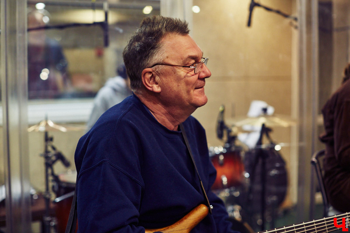 Команда «Ключ-Медиа» посетила одну из закрытых репетиций конкурса «Поющая губерния» и, специально для читателей, выяснила: как начать карьеру музыканта, если из специального образования у вас только шуточный диплом по пению в дУше?