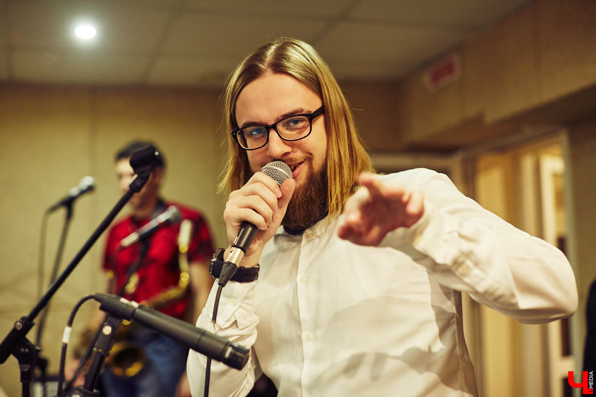 Команда «Ключ-Медиа» посетила одну из закрытых репетиций конкурса «Поющая губерния» и, специально для читателей, выяснила: как начать карьеру музыканта, если из специального образования у вас только шуточный диплом по пению в дУше?