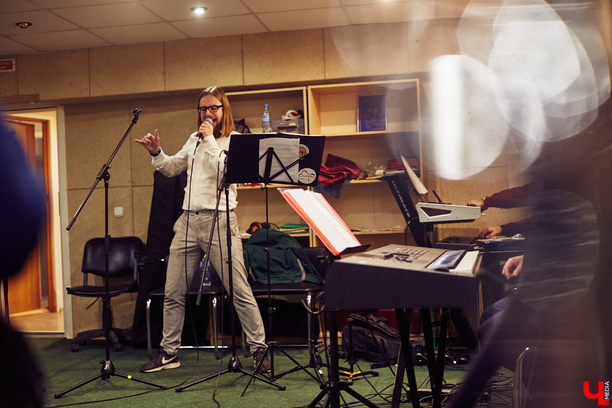 Команда «Ключ-Медиа» посетила одну из закрытых репетиций конкурса «Поющая губерния» и, специально для читателей, выяснила: как начать карьеру музыканта, если из специального образования у вас только шуточный диплом по пению в дУше?