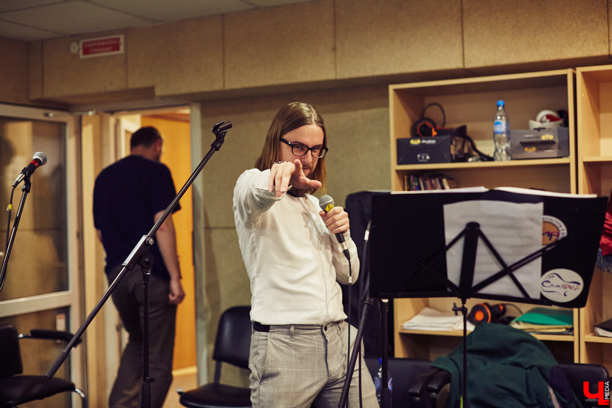 Команда «Ключ-Медиа» посетила одну из закрытых репетиций конкурса «Поющая губерния» и, специально для читателей, выяснила: как начать карьеру музыканта, если из специального образования у вас только шуточный диплом по пению в дУше?