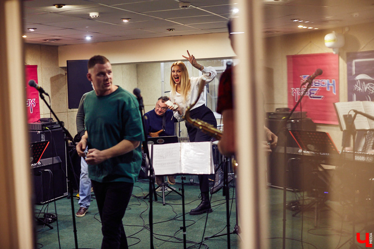 Команда «Ключ-Медиа» посетила одну из закрытых репетиций конкурса «Поющая губерния» и, специально для читателей, выяснила: как начать карьеру музыканта, если из специального образования у вас только шуточный диплом по пению в дУше?