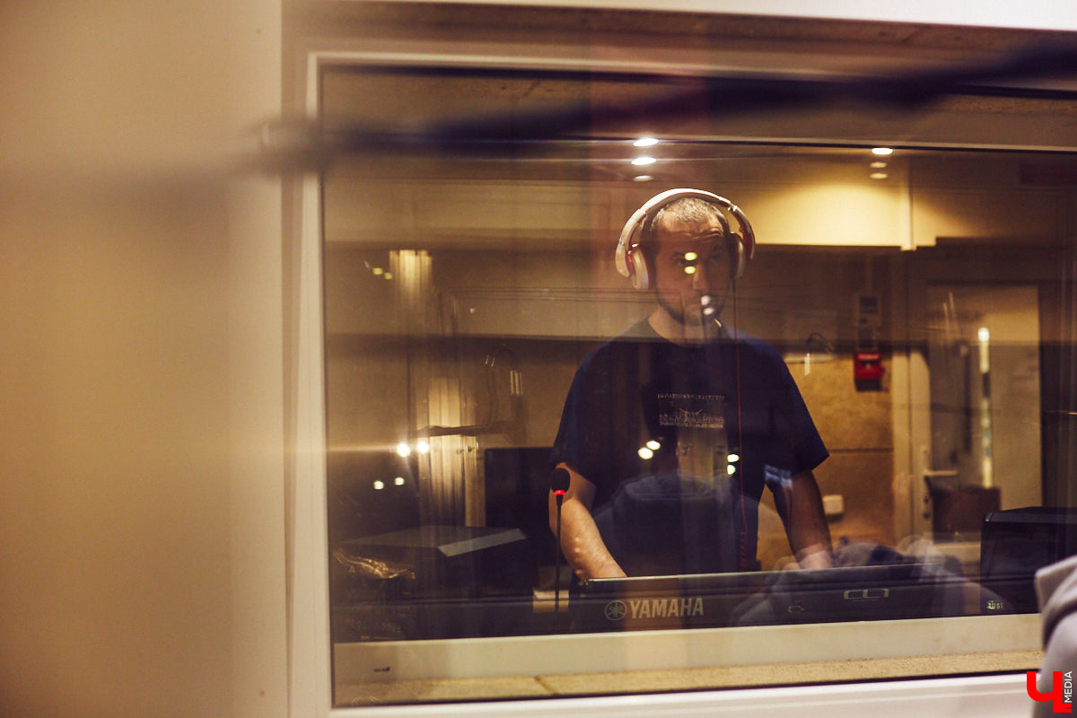 Команда «Ключ-Медиа» посетила одну из закрытых репетиций конкурса «Поющая губерния» и, специально для читателей, выяснила: как начать карьеру музыканта, если из специального образования у вас только шуточный диплом по пению в дУше?