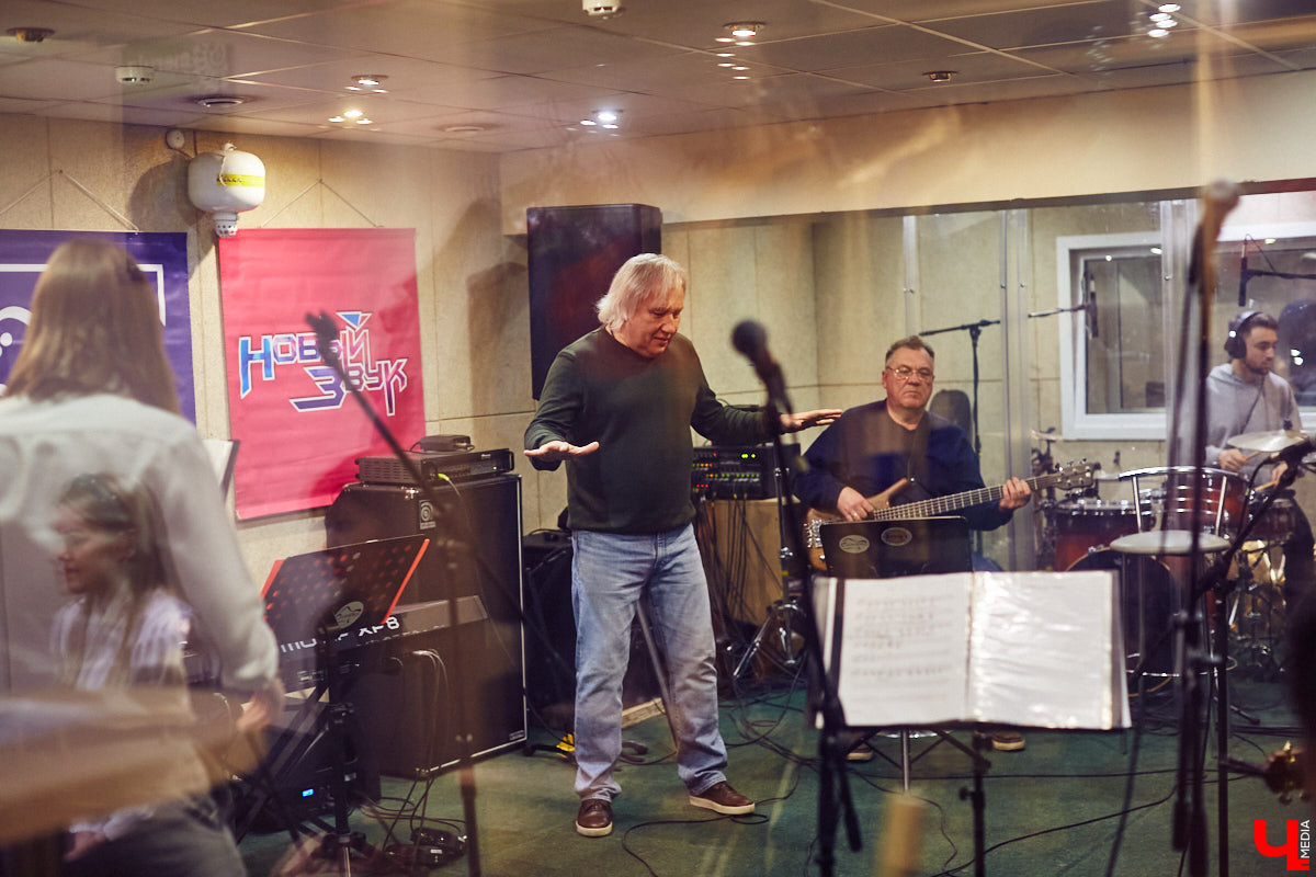 Команда «Ключ-Медиа» посетила одну из закрытых репетиций конкурса «Поющая губерния» и, специально для читателей, выяснила: как начать карьеру музыканта, если из специального образования у вас только шуточный диплом по пению в дУше?