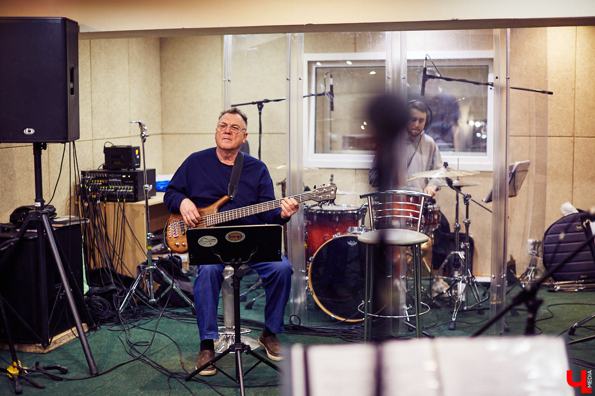 Команда «Ключ-Медиа» посетила одну из закрытых репетиций конкурса «Поющая губерния» и, специально для читателей, выяснила: как начать карьеру музыканта, если из специального образования у вас только шуточный диплом по пению в дУше?