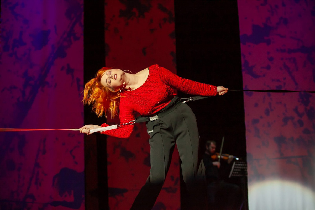 Некоторое время назад талантливая владимирская певица, известная по группам «Агидель», Cherry Bomb и работе в областной филармонии, фотомодель, организатор концертов и фестивалей и настоящая вамп женщина Юлия Покачалова сменила родной Владимир на холодный Санкт-Петербург.