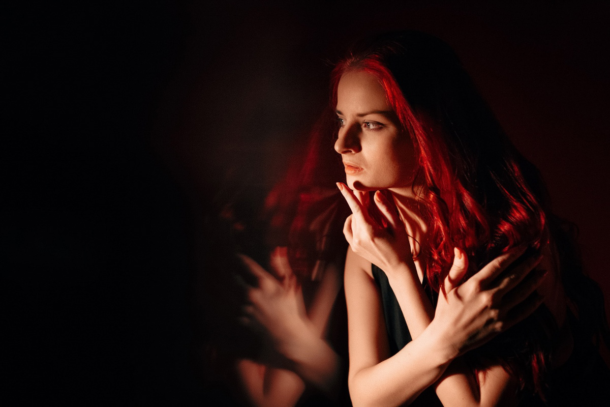 Некоторое время назад талантливая владимирская певица, известная по группам «Агидель», Cherry Bomb и работе в областной филармонии, фотомодель, организатор концертов и фестивалей и настоящая вамп женщина Юлия Покачалова сменила родной Владимир на холодный Санкт-Петербург.