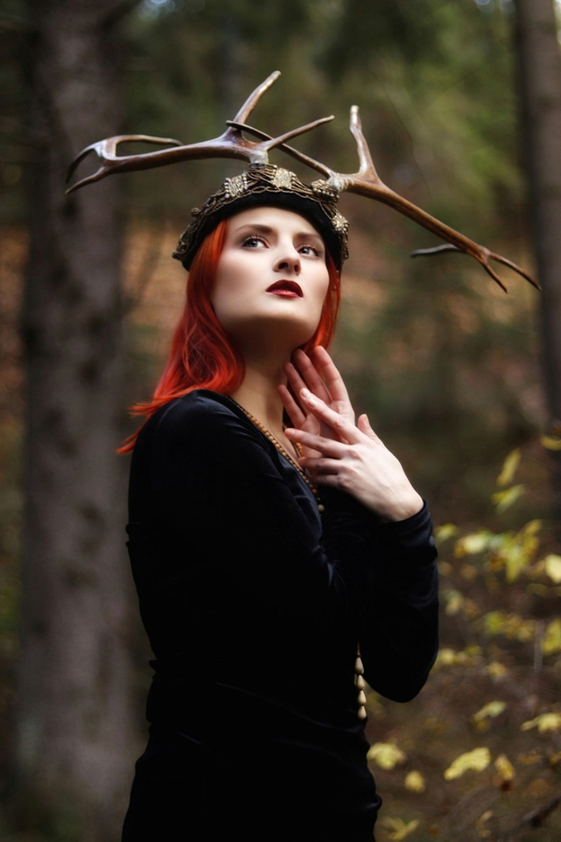 Некоторое время назад талантливая владимирская певица, известная по группам «Агидель», Cherry Bomb и работе в областной филармонии, фотомодель, организатор концертов и фестивалей и настоящая вамп женщина Юлия Покачалова сменила родной Владимир на холодный Санкт-Петербург.