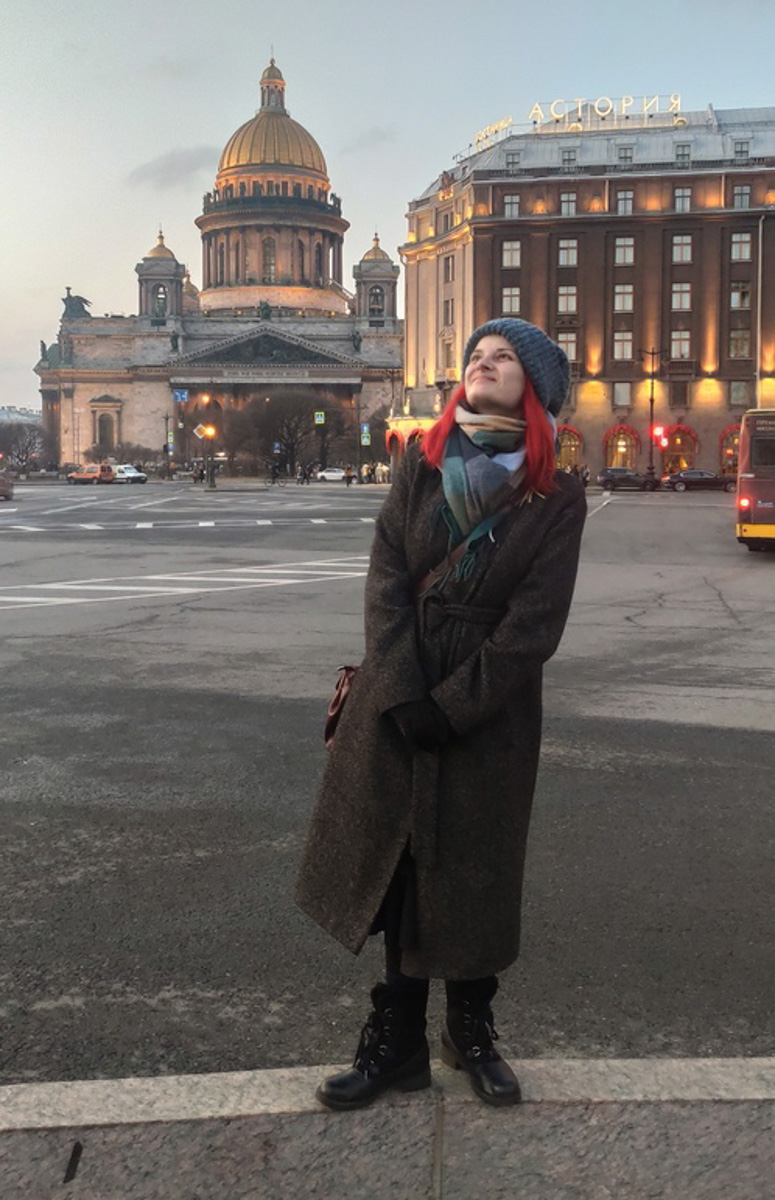 Некоторое время назад талантливая владимирская певица, известная по группам «Агидель», Cherry Bomb и работе в областной филармонии, фотомодель, организатор концертов и фестивалей и настоящая вамп женщина Юлия Покачалова сменила родной Владимир на холодный Санкт-Петербург.