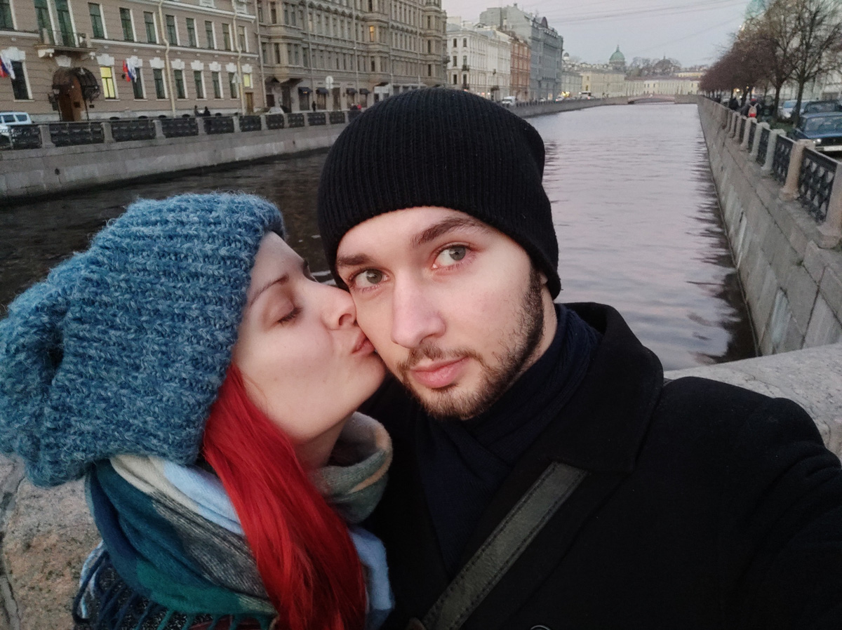 Некоторое время назад талантливая владимирская певица, известная по группам «Агидель», Cherry Bomb и работе в областной филармонии, фотомодель, организатор концертов и фестивалей и настоящая вамп женщина Юлия Покачалова сменила родной Владимир на холодный Санкт-Петербург.