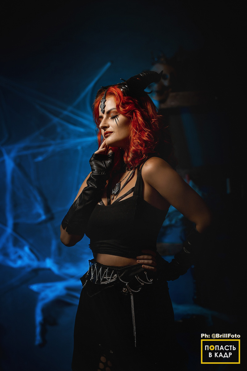 Некоторое время назад талантливая владимирская певица, известная по группам «Агидель», Cherry Bomb и работе в областной филармонии, фотомодель, организатор концертов и фестивалей и настоящая вамп женщина Юлия Покачалова сменила родной Владимир на холодный Санкт-Петербург.