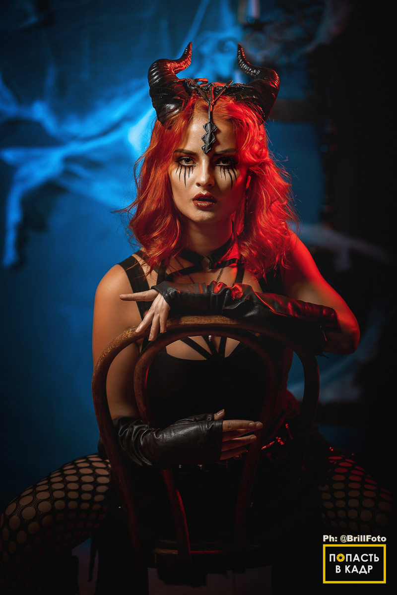 Некоторое время назад талантливая владимирская певица, известная по группам «Агидель», Cherry Bomb и работе в областной филармонии, фотомодель, организатор концертов и фестивалей и настоящая вамп женщина Юлия Покачалова сменила родной Владимир на холодный Санкт-Петербург.