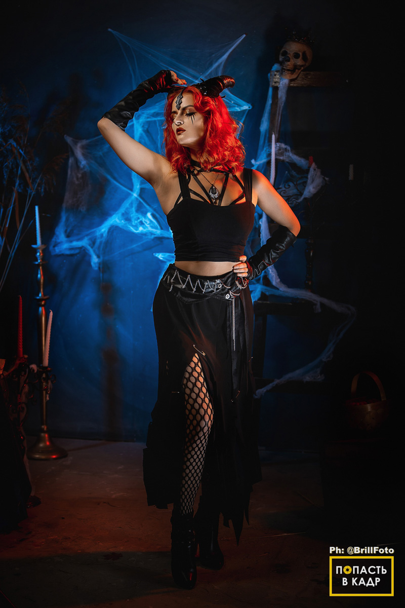 Некоторое время назад талантливая владимирская певица, известная по группам «Агидель», Cherry Bomb и работе в областной филармонии, фотомодель, организатор концертов и фестивалей и настоящая вамп женщина Юлия Покачалова сменила родной Владимир на холодный Санкт-Петербург.