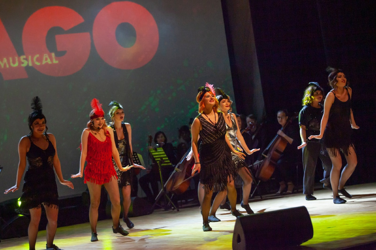 Некоторое время назад талантливая владимирская певица, известная по группам «Агидель», Cherry Bomb и работе в областной филармонии, фотомодель, организатор концертов и фестивалей и настоящая вамп женщина Юлия Покачалова сменила родной Владимир на холодный Санкт-Петербург.