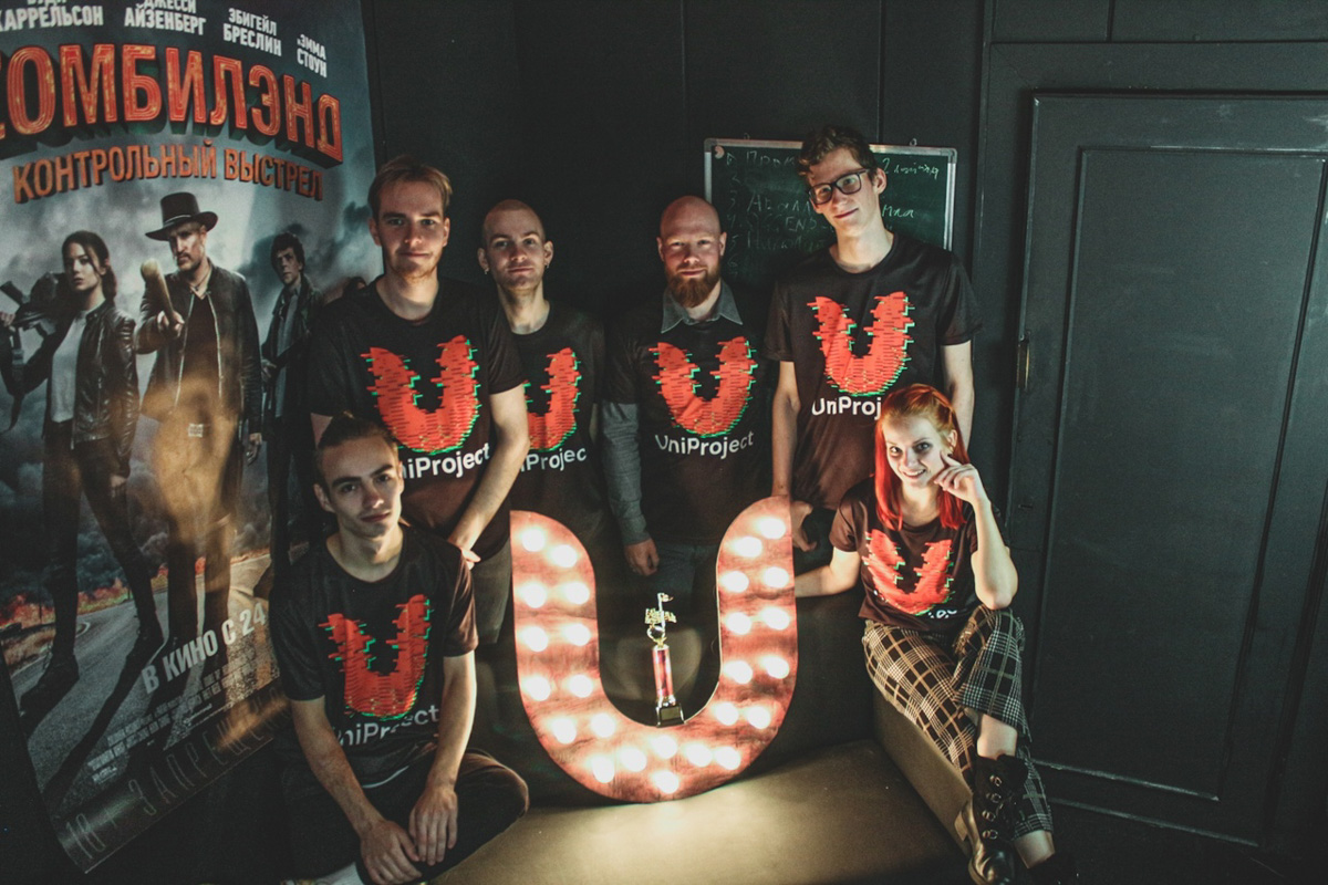 Некоторое время назад талантливая владимирская певица, известная по группам «Агидель», Cherry Bomb и работе в областной филармонии, фотомодель, организатор концертов и фестивалей и настоящая вамп женщина Юлия Покачалова сменила родной Владимир на холодный Санкт-Петербург.