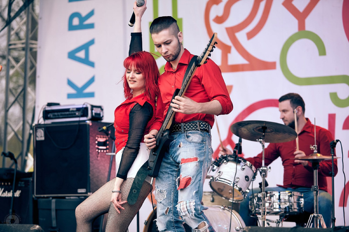 Некоторое время назад талантливая владимирская певица, известная по группам «Агидель», Cherry Bomb и работе в областной филармонии, фотомодель, организатор концертов и фестивалей и настоящая вамп женщина Юлия Покачалова сменила родной Владимир на холодный Санкт-Петербург.