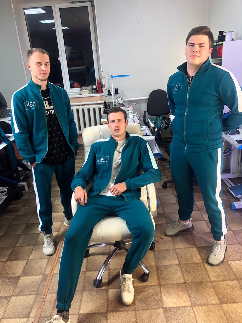 Перед праздником Дня города-2021 владелец ателье предоставил публике костюмы с QR-кодами, которые позволяют переболевшим и вакцинированным быстрее перемещаться на постах контроля; на День знаний в яркой школьной форме от Максима вышли на линейку ковровские школьники. А теперь владимирцы говорят о сериале «Игра в кальмара», так почему бы не пошить соответствующие запросу вещи?