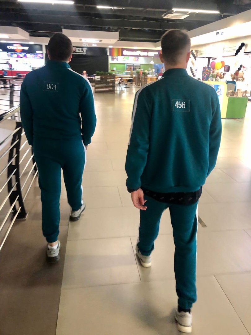 Перед праздником Дня города-2021 владелец ателье предоставил публике костюмы с QR-кодами, которые позволяют переболевшим и вакцинированным быстрее перемещаться на постах контроля; на День знаний в яркой школьной форме от Максима вышли на линейку ковровские школьники. А теперь владимирцы говорят о сериале «Игра в кальмара», так почему бы не пошить соответствующие запросу вещи?