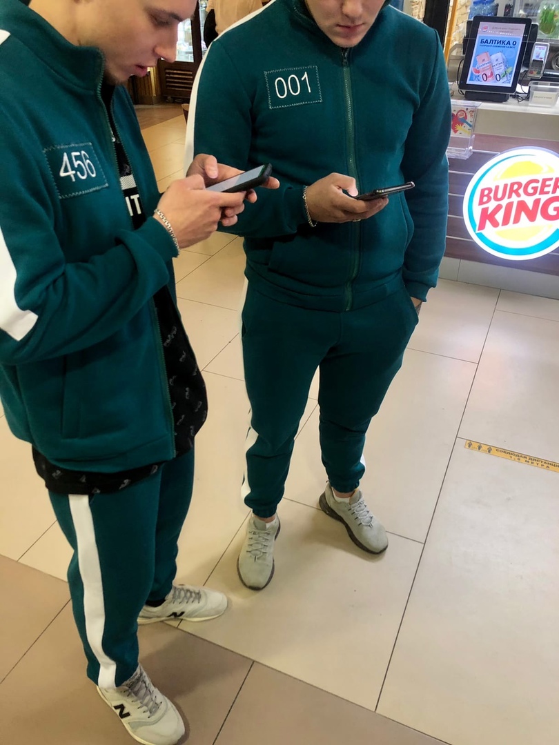 Перед праздником Дня города-2021 владелец ателье предоставил публике костюмы с QR-кодами, которые позволяют переболевшим и вакцинированным быстрее перемещаться на постах контроля; на День знаний в яркой школьной форме от Максима вышли на линейку ковровские школьники. А теперь владимирцы говорят о сериале «Игра в кальмара», так почему бы не пошить соответствующие запросу вещи?