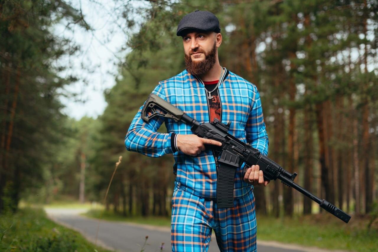 Перед праздником Дня города-2021 владелец ателье предоставил публике костюмы с QR-кодами, которые позволяют переболевшим и вакцинированным быстрее перемещаться на постах контроля; на День знаний в яркой школьной форме от Максима вышли на линейку ковровские школьники. А теперь владимирцы говорят о сериале «Игра в кальмара», так почему бы не пошить соответствующие запросу вещи?